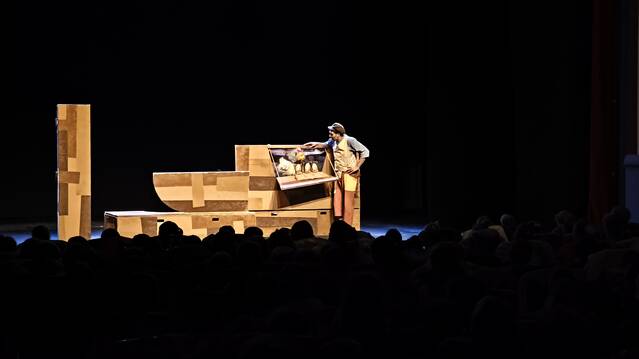 Prop de 800 infants del Pla d’Urgell gaudeixen de teatre amb “Embolic a la Granja”