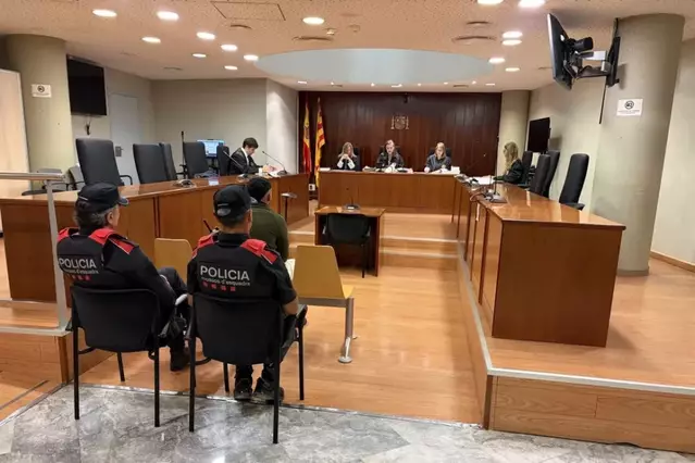 Sol·liciten 13 anys de presó i l'expulsió del país a un acusat de cremar una casa amb el seu company a dins