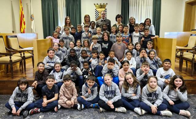 Una cinquantena d’alumnes de tercer de l’escola Pompeu Fabra visiten l’Ajuntament per saber-ne el funcionament