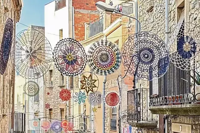 Acolorides mandales decoren els carrers de Ciutadilla