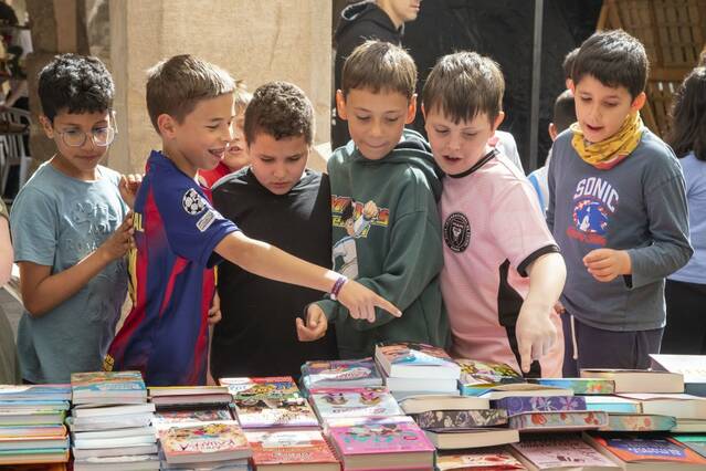 Activitat i moviment a la diada de Sant Jordi de Tàrrega
