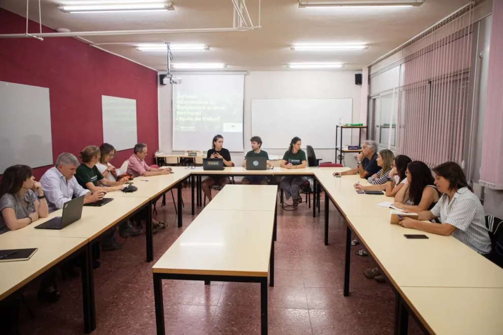 Agents agraris debaten estratègies per facilitar el relleu al camp