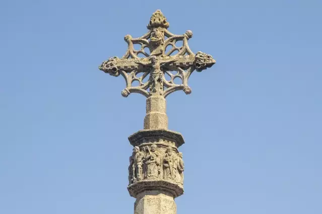 Anglesola conservarà la creu de terme del segle XVI i en crearà una rèplica