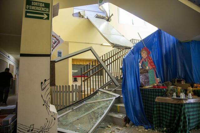 Anglesola voreja la tragèdia al caure part de la teulada del pavelló sobre l’escola