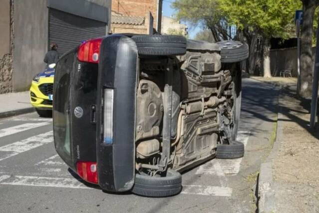 Bolca un cotxe al centre de Tàrrega sense causar ferits