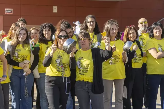 Cassolades i concentracions ‘escalfen’ la vaga docent d’avui