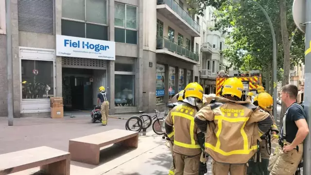 Confinats per un incendi en una botiga al centre de Tàrrega