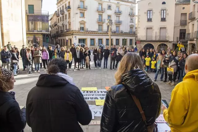 Desenes de docents es concentren a Tàrrega i asseguren que ja n’estan “farts”