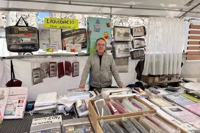 Dos paradistes històrics del mercat s’acomiaden després de vora mig segle