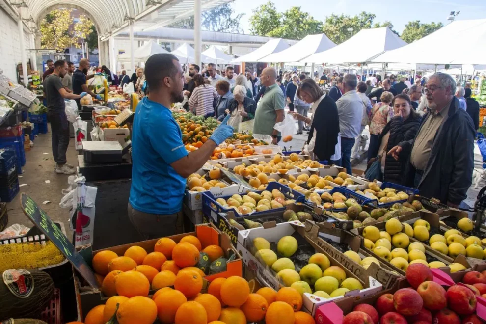 El mercat setmanal de Tàrrega, molt freqüentat malgrat ser festiu