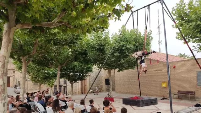 El poble d’Altet s’omple d’acrobàcies i circ amb el cicle d’arts de carrer Públic!