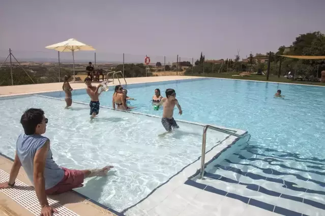 Els veïns de Montclar veuen complert el somni de tenir piscina