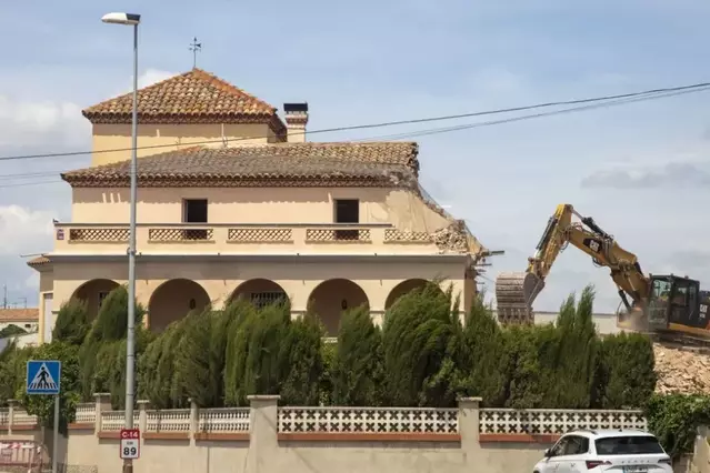 Enderroquen un xalet icònic a Agramunt i hi aixecaran un súper