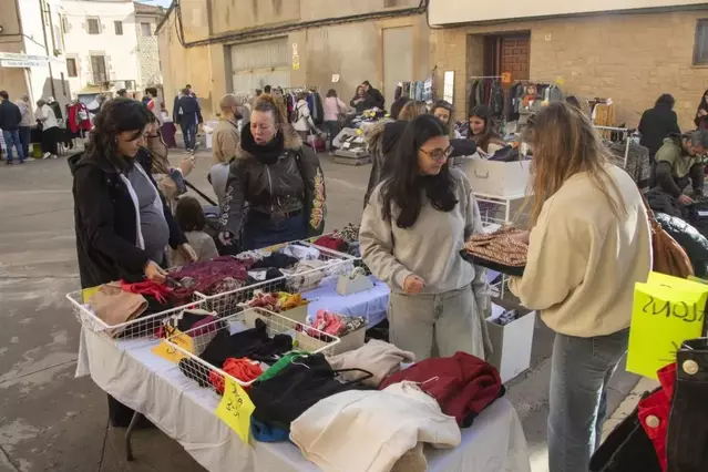 Èxit de visitants en el primer mercat de roba de segona mà de Verdú