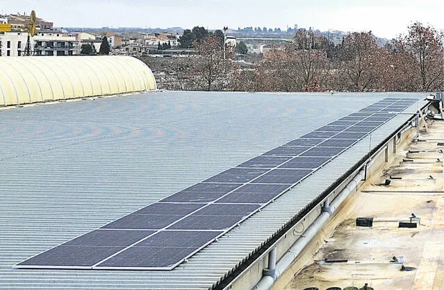 Instal·len 36 plaques solars per a autoconsum al pavelló d’esports