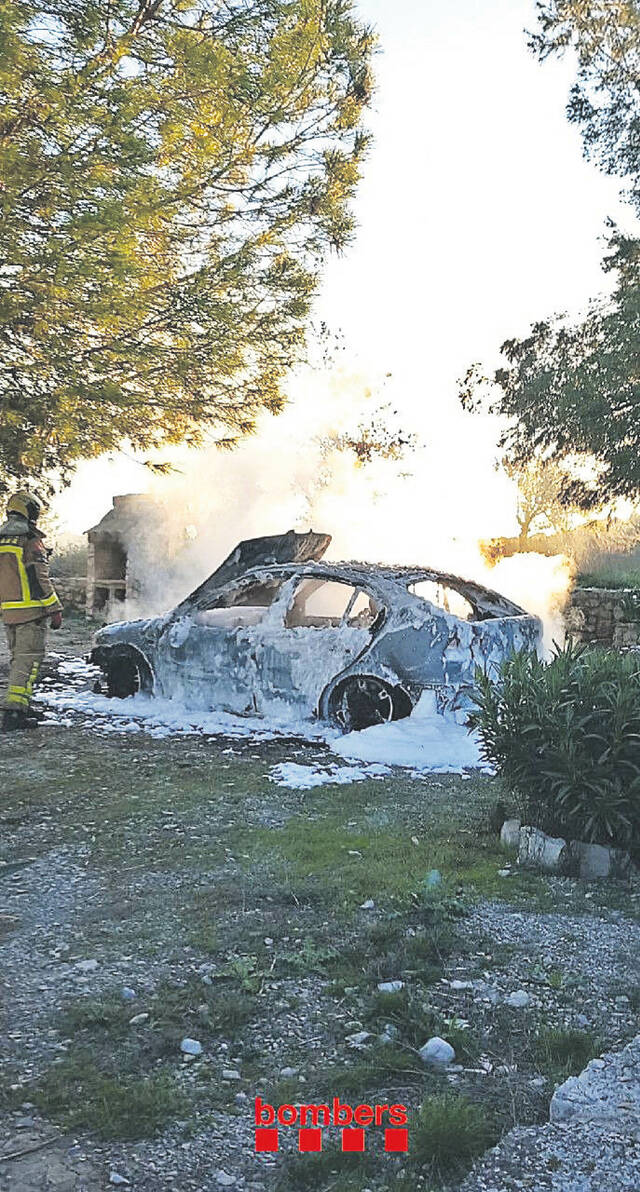 Investiguen focs intencionats en quatre cotxes a la vall del Corb