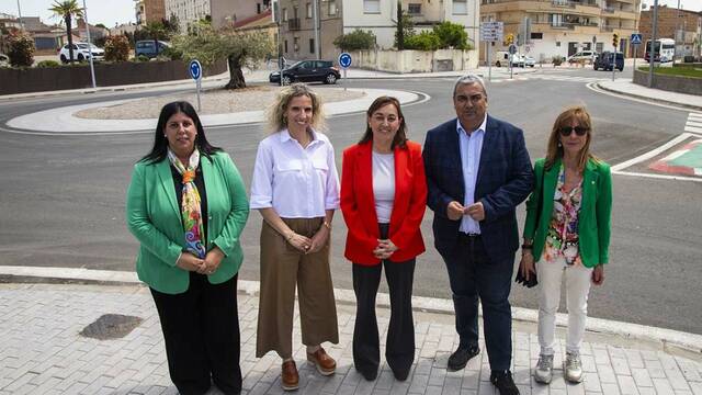 La consellera Paneque inaugura la nova rotonda a la C-14 a Agramunt