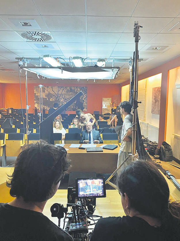 La sala de plens de Tàrrega es converteix en jutjat per a un rodatge