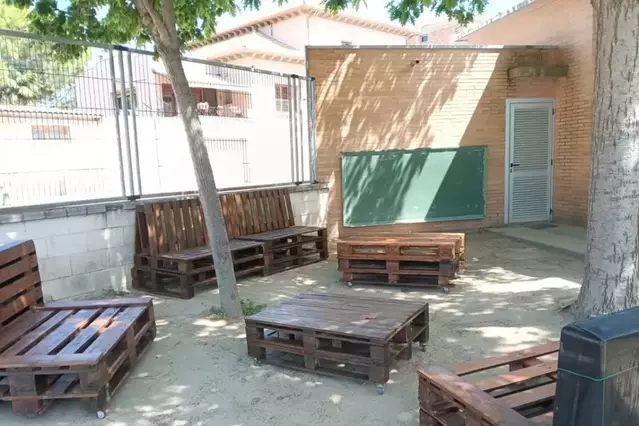 Les famílies milloren el pati de l’escola El Terrall des de fa tres anys