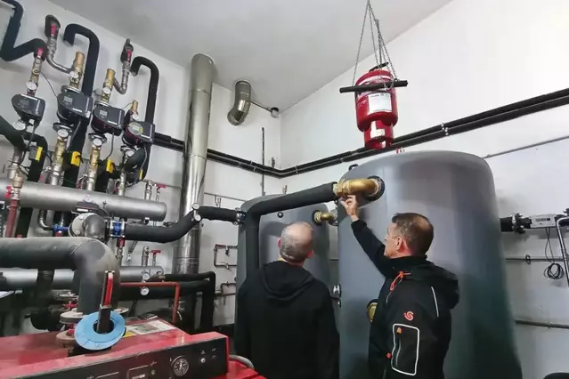 L’escola estrena una caldera de biomassa