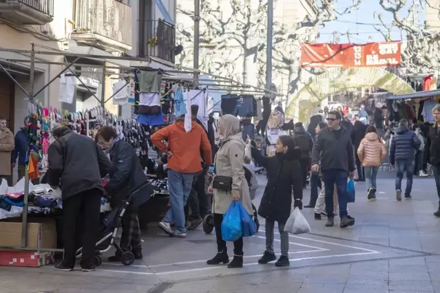 Mercat setmanal freqüentat a Tàrrega malgrat ser festiu
