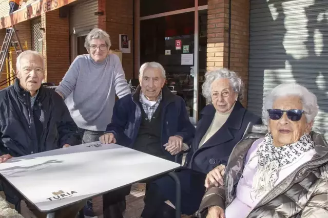 Més de 375 anys de saviesa: Quatre veïns d’entre 87 i 98 anys es reuneixen cada dia en una bar de Tàrrega
