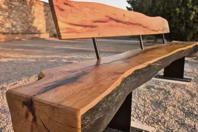 Mirador per a les postes de sol de Guimerà amb un banc artístic de fusta reutilitzada