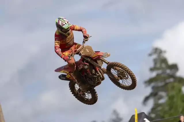 Monné pateix una dura caiguda i abandona el Campionat del Món