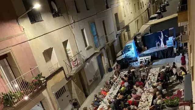 Multitudinari sopar de veïns del carrer Major d’Anglesola