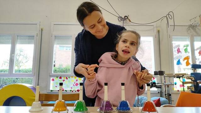 Musicoteràpia a l’escola Santa Maria de l’Alba, a Tàrrega, finançada per bonÀrea