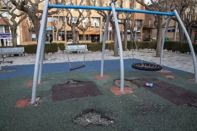 Pares denuncien el mal estat d’un parc davant de l’Escola Pia