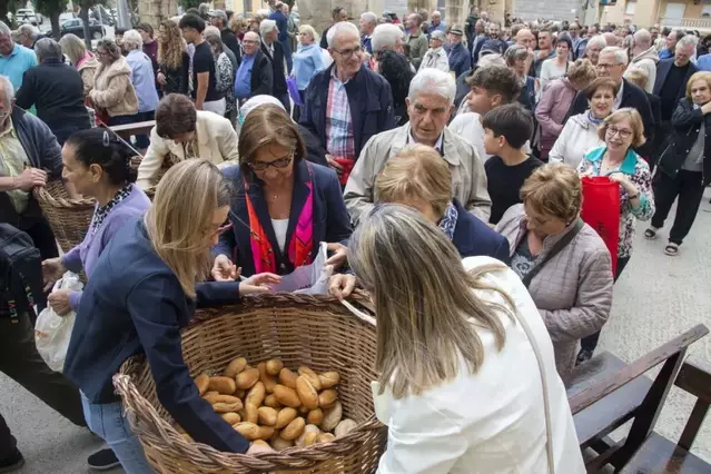 Reparteixen uns 10.000 panets de la caritat