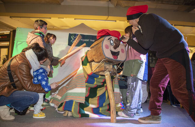 Tàrrega acull una multitudinària activitat de fer cagar el tió de Nadal
