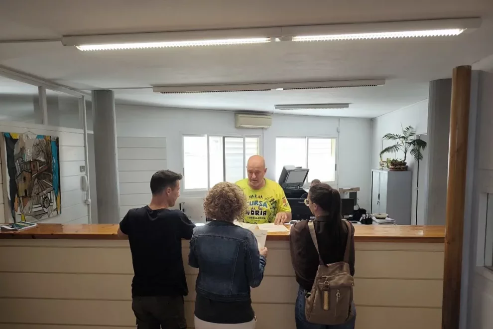 Torrelameu i Bellpuig obren el consistori en protesta pel 12-O