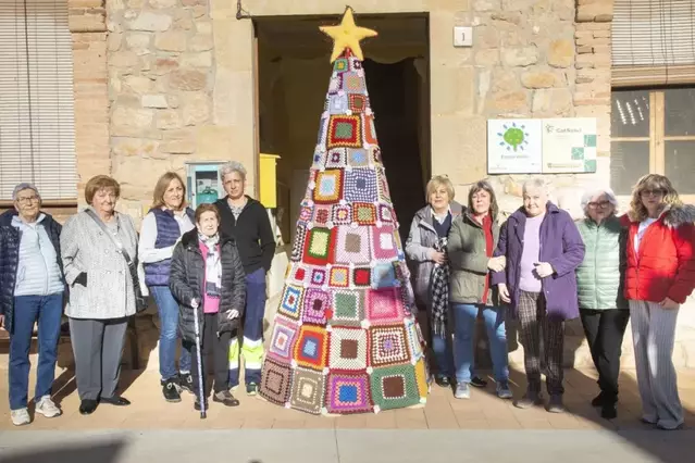 Un arbre de Nadal de ganxet fa poble
