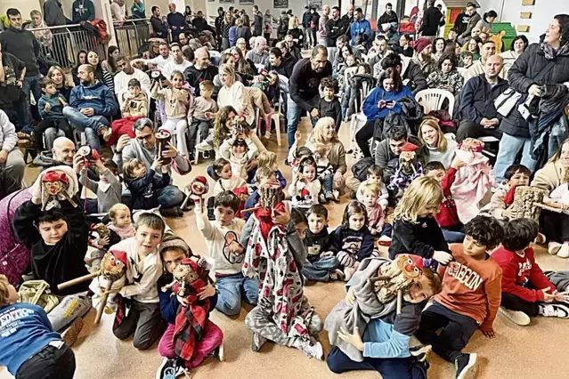 Un centenar de famílies busquen el tradicional tió de Nadal a Claravalls