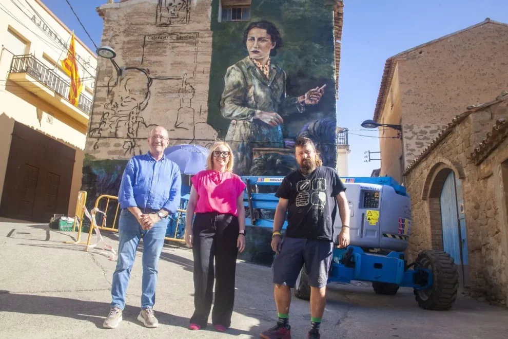 Un mural ‘reviu’ Dolors Piera