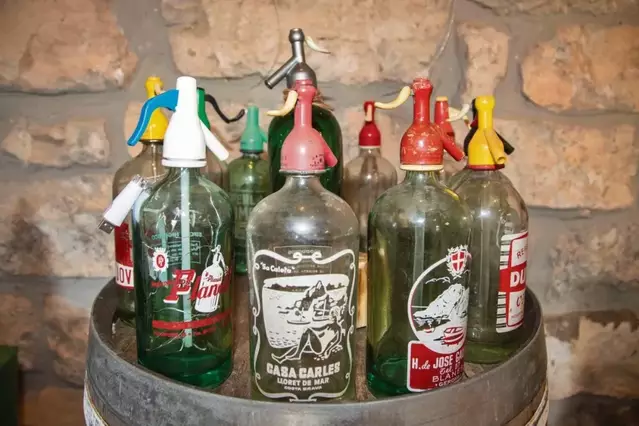 Una exposició destapa la història efervescent del sifó català