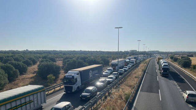 Una sortida de via a l'A-2 a Tàrrega talla un carril i provoca llargues cues