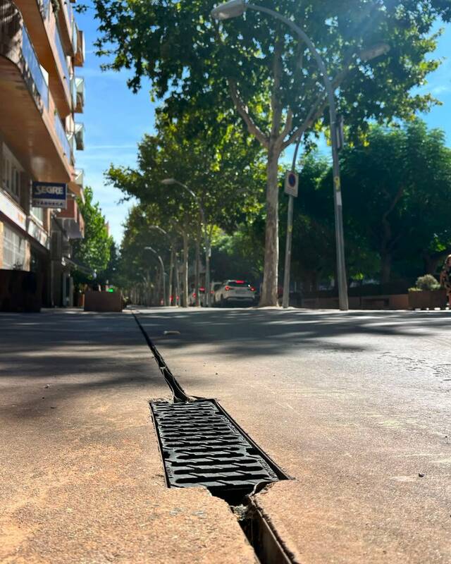 Veolia neteja i millora els embornals de l’avinguda Catalunya de Tàrrega