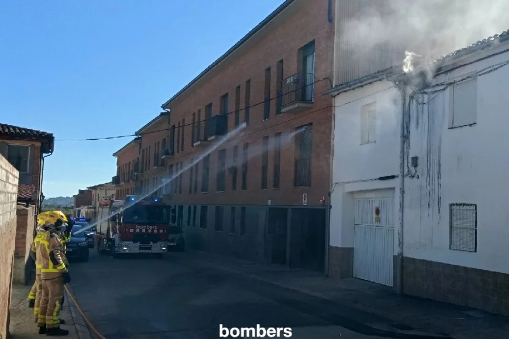 Apaguen un incendi del cablejat exterior d'una casa a Os de Balaguer