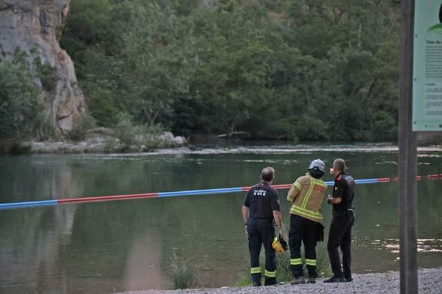 Busquen dos joves després de ser arrossegats pel riu quan es banyaven a Camarasa
