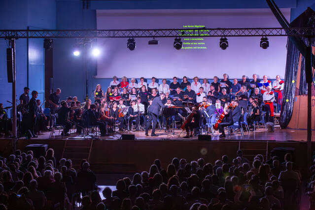 El concert-homenatge a l’Associació d’Amics de Sant Pere de Ponts omple la Sala 1 d'octubre