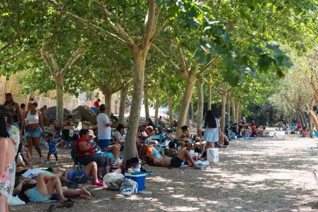 El parc Maria Rúbies de Camarasa s’omple per combatre la calor