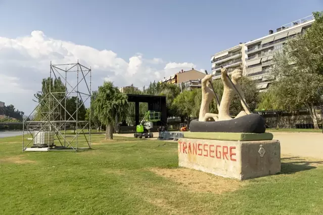 El risc d’incendi amenaça el descens de barques de la Transsegre de Balaguer