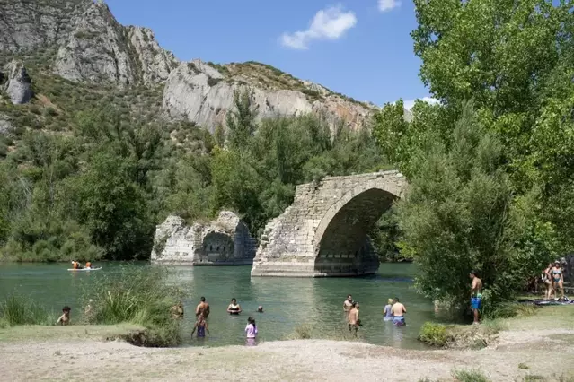 El turisme a les zones de bany en rius i llacs compta cada any amb més adeptes: la ‘Platgeta’ de Camarasa n'és un exemple