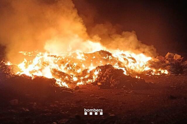 Els Bombers treballen en un incendi en una deixalleria de Balaguer