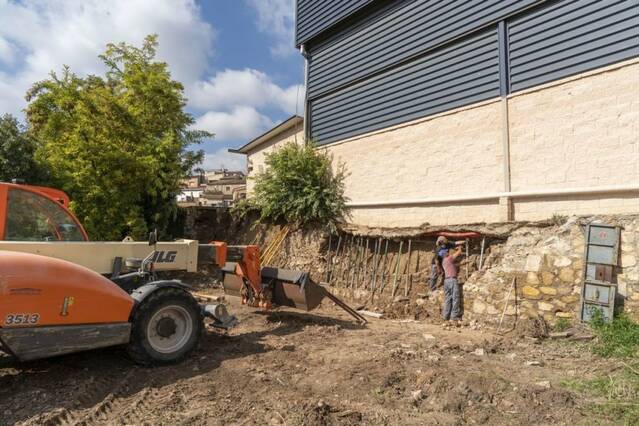 Ensorrament parcial d’un mur del pavelló d’Os després d’un xàfec