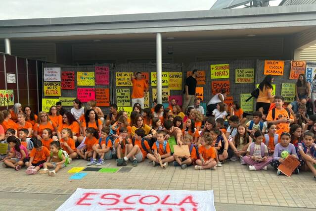 Famílies de Balaguer protesten pel retard a l'escola Mont-roig