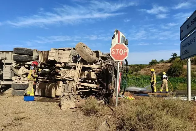 Ferit al bolcar amb el camió a la C-12 a Menàrguens